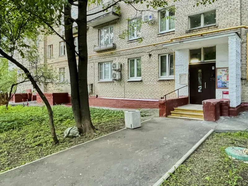 Фасад / вход «С видом на гостиницу Космос»