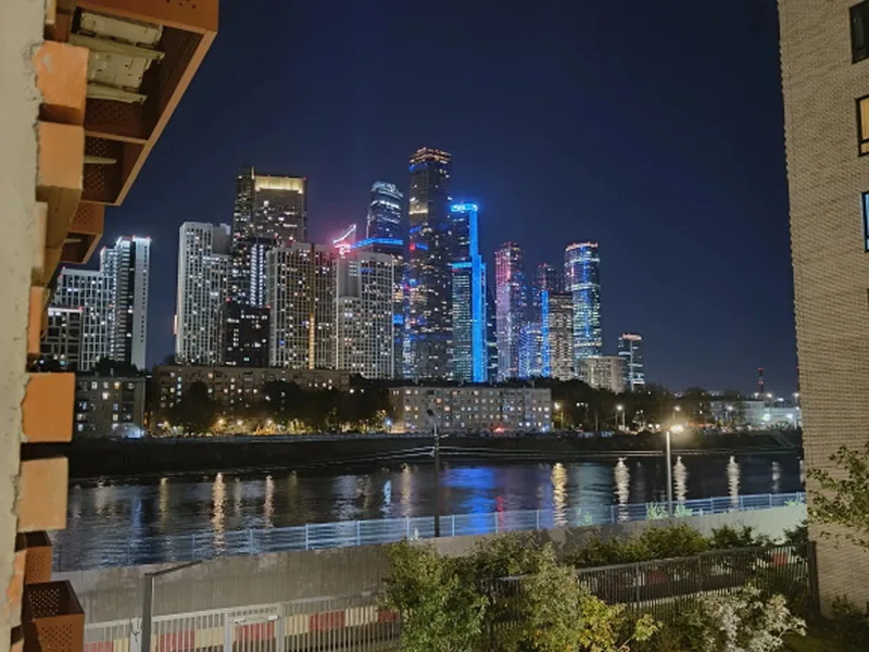 Фасад / вход «с видом на Москва-Сити и Москва-реку»