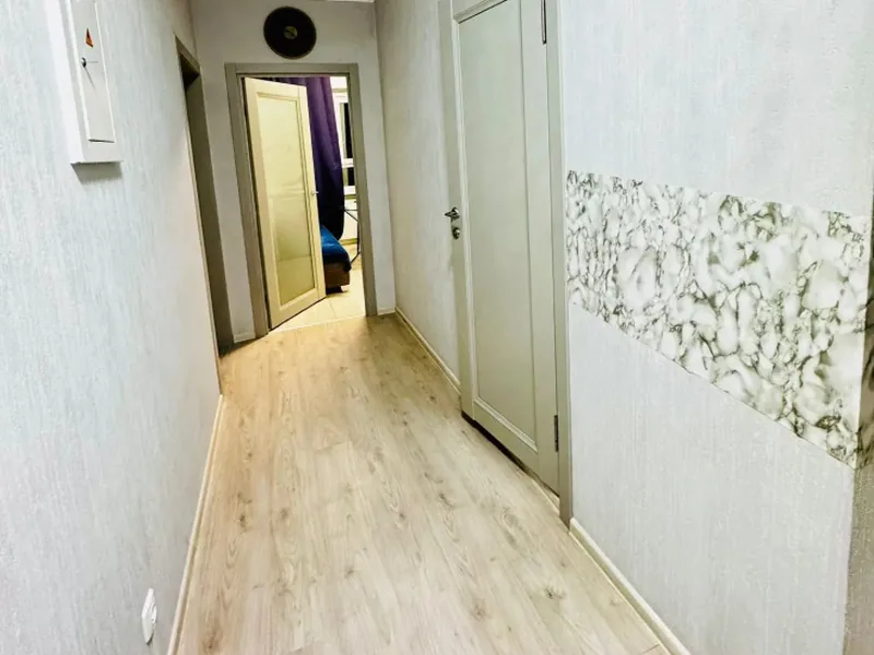 Номер в квартире «Уютная 1K около метро Лесопарковая 126»