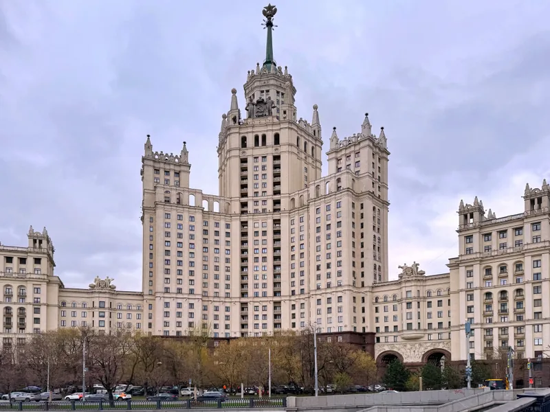 Фасад / вход «в Легендарной Высотке на Котельнической Набережной»