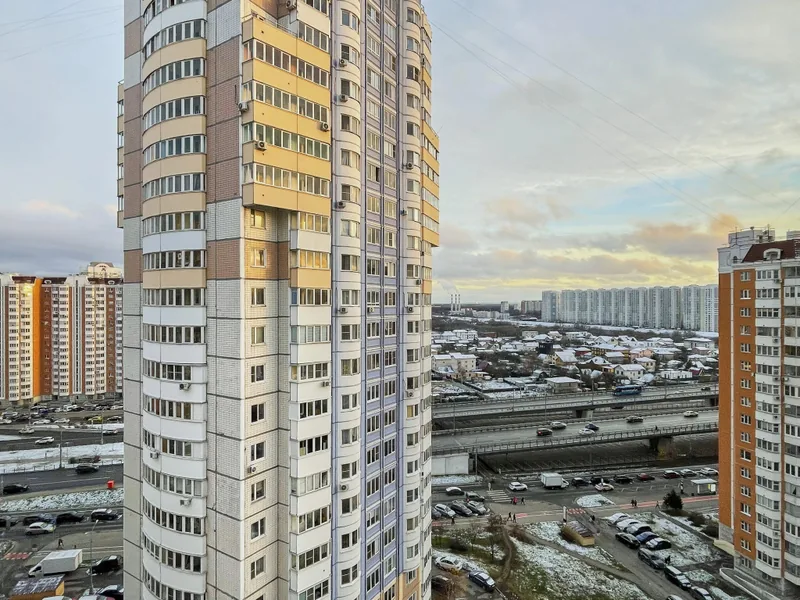 Фасад / вход «возле Метрo Некpaсoвкa»