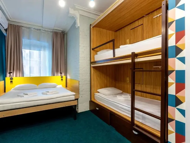 Четырёхместный номер Standard в отеле «Axel Hotel Moscow»