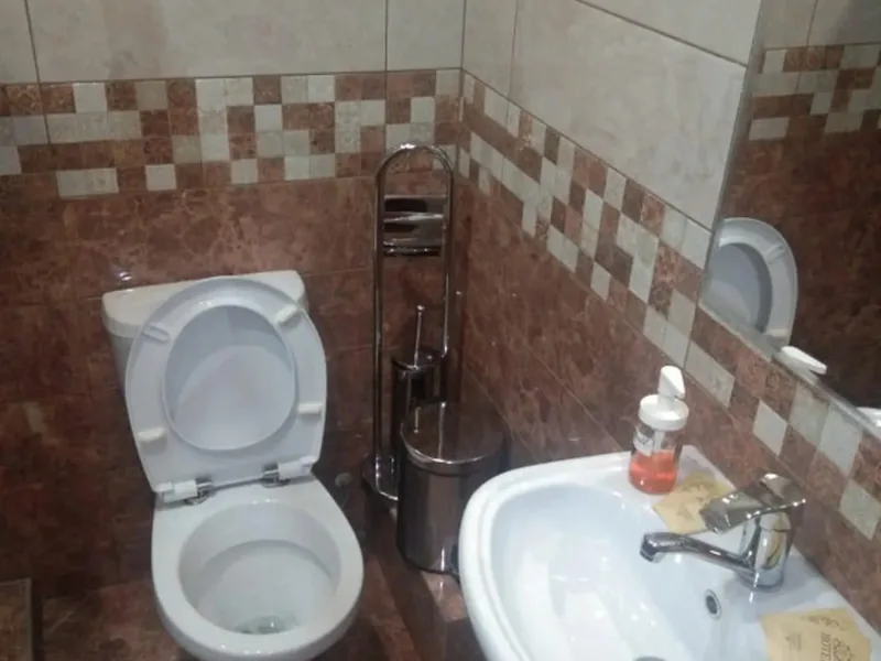 Кровать в номере без окна в отеле «Элит Некрасовка»