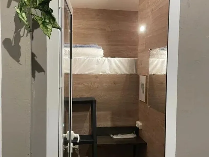 Одноместный номер Эконом-класса (без окна, верхняя кровать) в отеле «SHELTERZ Три вокзала»