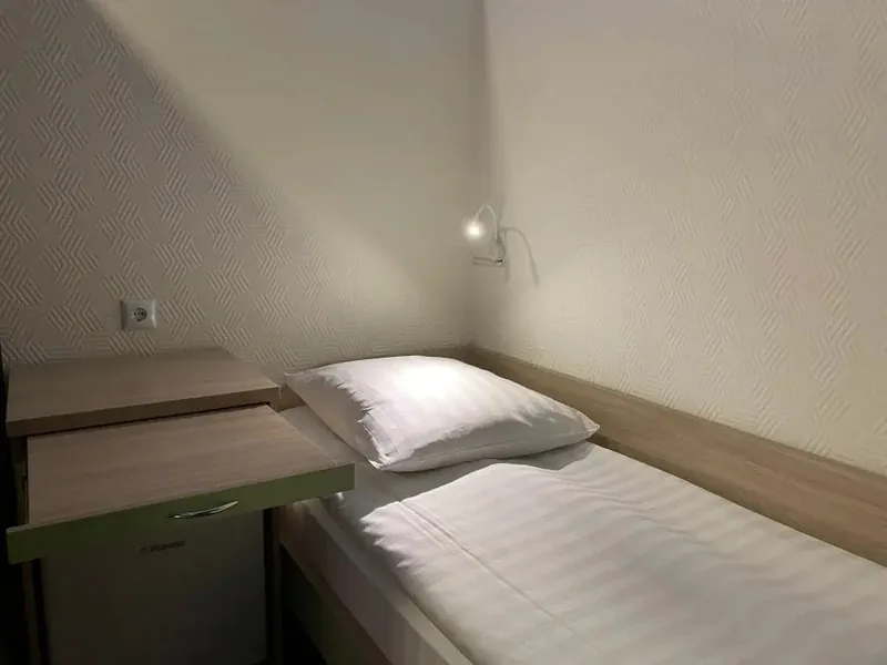 Кровать в общем номере (мужской номер) в отеле «Квадро»