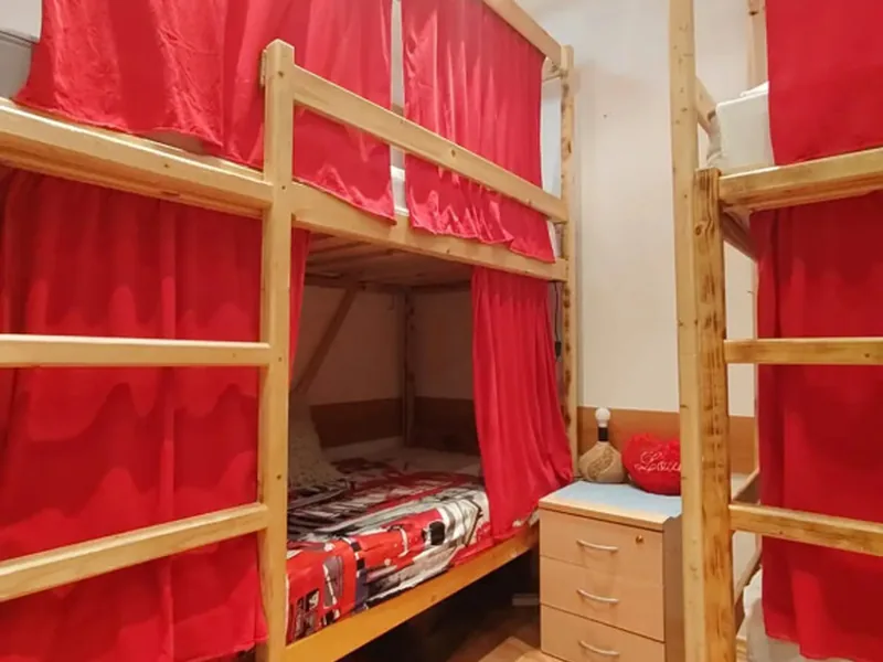 Кровать в общем номере в отеле «Меблированные комнаты Littlehotel»