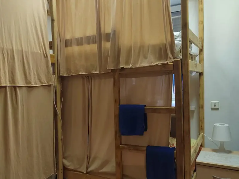 Кровать в общем номере (мужской номер) в отеле «Меблированные комнаты Littlehotel»