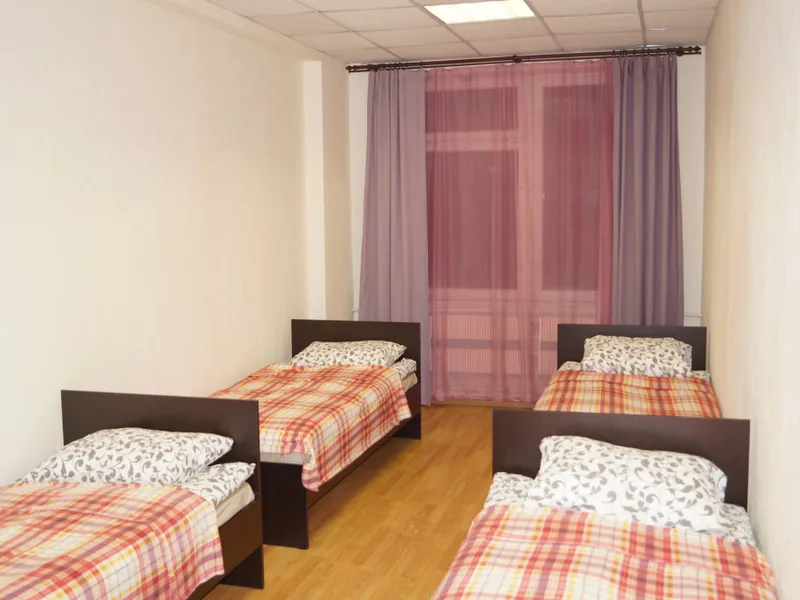 Кровать в общем номере с красивым видом из окна в отеле «Natali Hotel»
