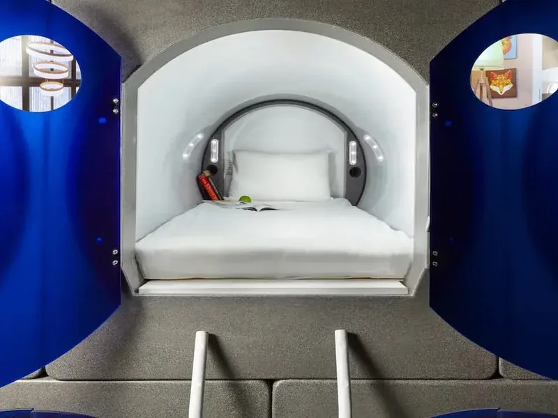 Капсула в отеле «Molotoff Capsule Hotel»