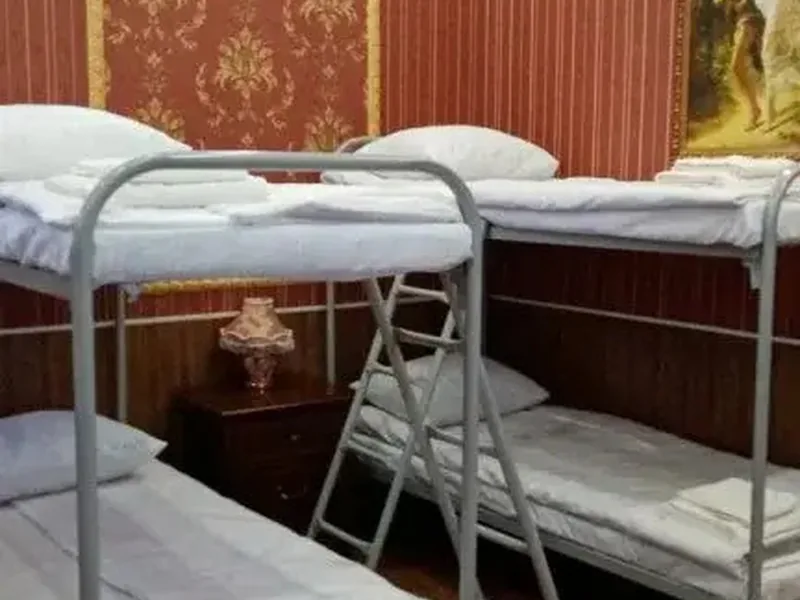 Кровать в общем номере (мужской номер) в отеле «Bratislavskaya Hotel»