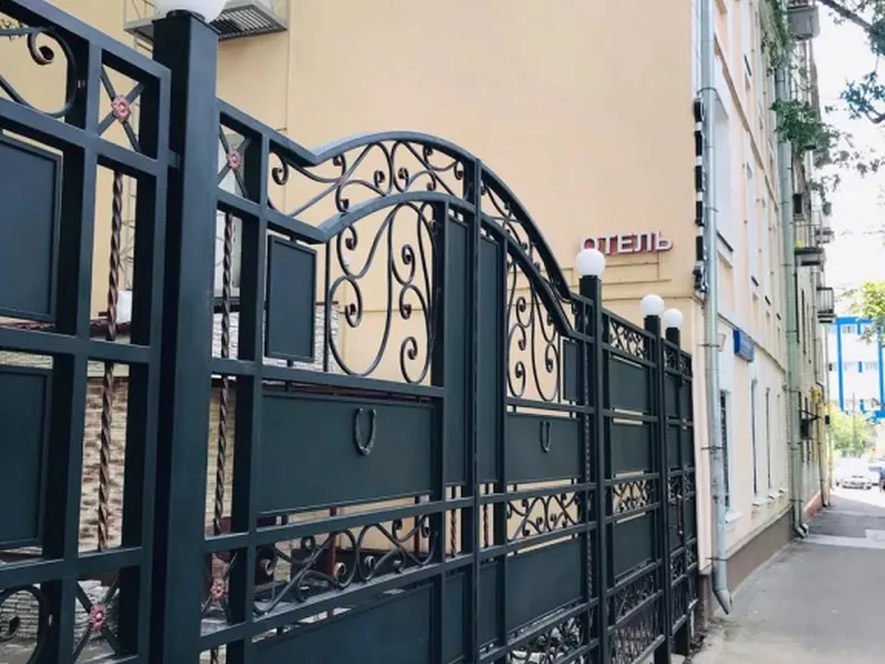 Фасад / вход «Першерон»