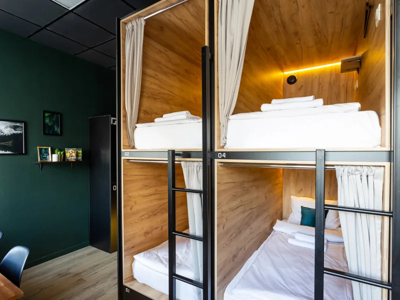 Кровать в общем номере в жилом помещении «Caps Hotel»