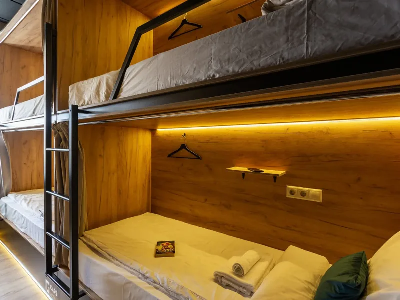 Кровать в общем номере с видом на город в жилом помещении «Caps Hotel»