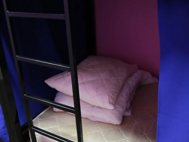 Кровать в общем номере (мужской номер) в жилом помещении «Travel inn Достоевская»